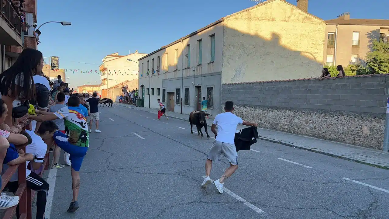 Mozo citando al toro en la calle