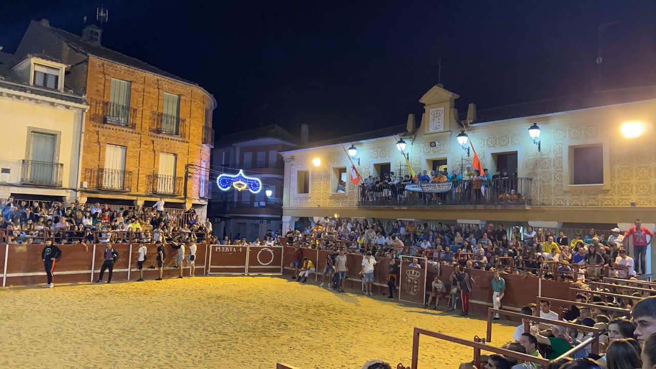 Plaza de toros de Fuentepelayo denoche