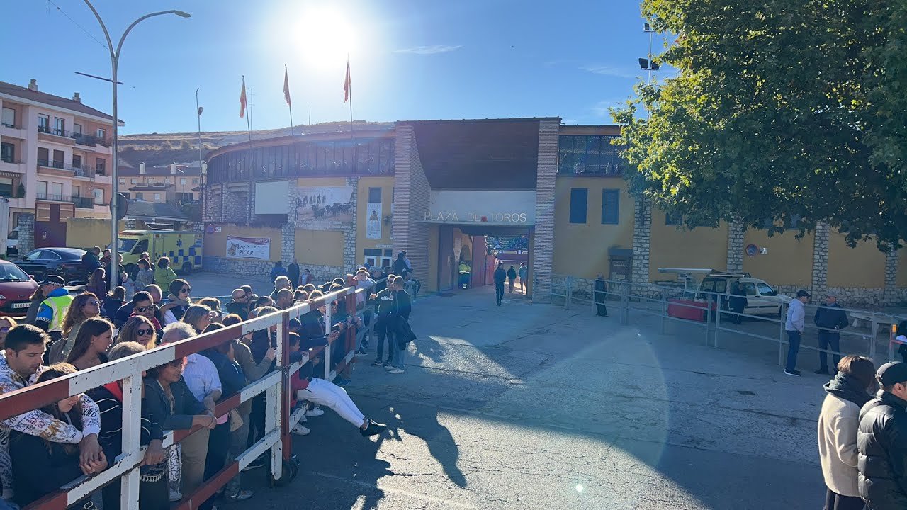 público esperando en la llegada de la plaza