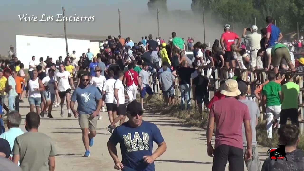 público esperando en el embudo
