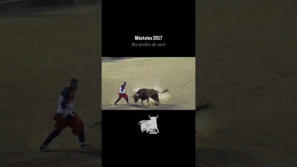 Mozo le hace girar al toro en Móstoles 2017 #shorts